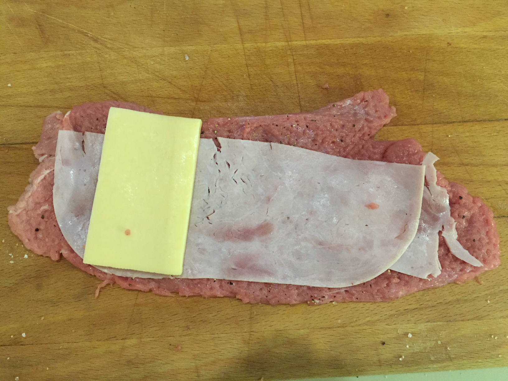 Na mäsko uložíme šunku a syr